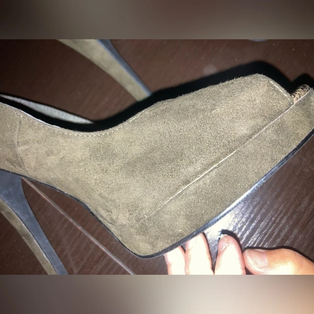 Atmosphere high heels in a hunter green color in size 8.Excellent condition.